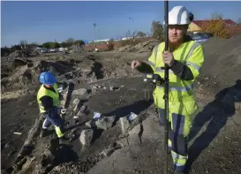 ??  ?? MÄTER IN FYNDEN. Petra Nordin och Anders Altner är två av de arkeologer som undersöker marken i och vid kvarteret Renen.