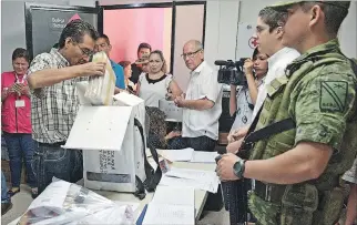  ?? JUAN CARLOS CRUZ / EFE ?? Vigilancia. Una casilla electoral custodiada por miembros del Ejército y ciudadanos, en Culiacán, Sinaloa.