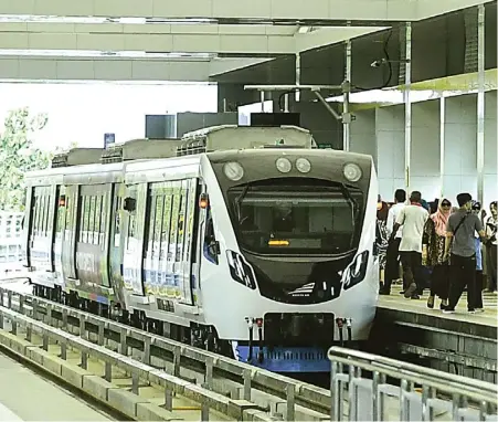  ?? KRIS SAMIAJI/SUMATERA EKSPRES/JPG ?? SOLUSI KEMACETAN: LRT Palembang yang mulai beroperasi penuh kemarin (1/8). Tarif yang dikenakan Rp 5 ribu sampai Rp 10 ribu.