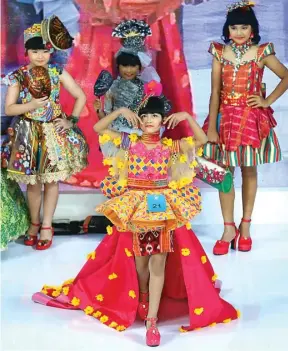  ?? DIPTA WAHYU/JAWA POS ?? UNJUK BAKAT: Model-model cilik berlenggak-lenggok di panggung dalam pemilihan Putri Nusantara Cilik di Royal Plaza kemarin.