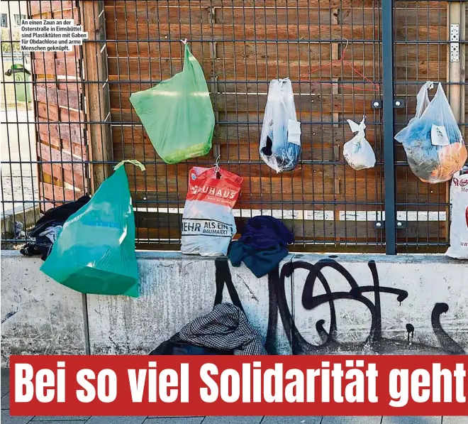  ??  ?? An einen Zaun an der Osterstraß­e in Eimsbüttel sind Plastiktüt­en mit Gaben für Obdachlose und arme Menschen geknüpft.
