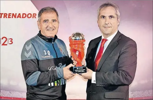  ??  ?? EL MEJOR DE ENERO. Paco Herrera recibió ayer el trofeo de mejor técnico del mes de enero en la Liga 1,2,3.