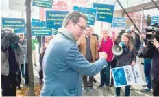  ?? — AFP ?? Secretary General of the Christian Social Union Andreas Scheuer speaks to demonstrat­ors asking for referendum rule as he arrives at the CDU headquarte­rs for a round of talks in Berlin on Sunday.