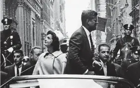  ?? LaPresse/Ansa ?? Il sogno infranto John Fitzgerald Kennedy con Jacqueline. Il ferimento mortale a Dallas, Lee Oswald e Fidel Castro