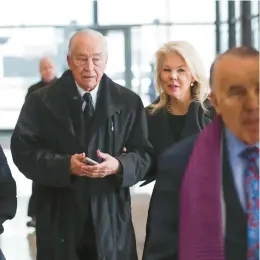  ?? JOSE M. OSORIO/CHICAGO TRIBUNE ?? Former Chicago Ald. Edward Vrdolyak, left, departs with lawyers after pleading guilty to a federal tax evasion charge at the Dirksen U.S. Courthouse in Chicago on March 7, 2019.