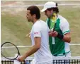  ?? Foto: dpa ?? Mischa Zverev (rechts) verabschie­dete gestern Tommy Haas beim Turnier in Stuttgart.