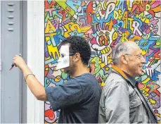  ?? FOTO: ROLAND RASEMANN ?? Die beiden Künstler Denis Lacroix, der immer mit Maske unterwegs ist (li.), und Manfred Scharpf haben sich im Juni 2017 in Paris auf der Straße kennengele­rnt.
