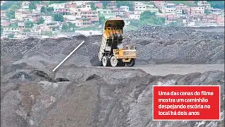  ??  ?? Uma das cenas do filme mostra um caminhão despejando escória no local há dois anos