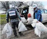 ??  ?? Beobachter der OSZE, die nun ausspionie­rt wurden, haben in der Ukraine eine wichtige Mission