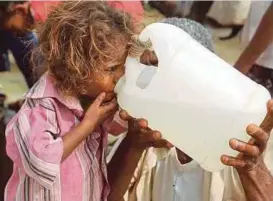  ??  ?? SEORANG kanak-kanak perempuan
Yaman menggogok air yang diambil dari telaga di sebuah kampung di pinggir bandar Hodeidah. Wilayah berkenaan menghadapi
masalah kekurangan air
yang teruk akibat kemarau.
- AFP