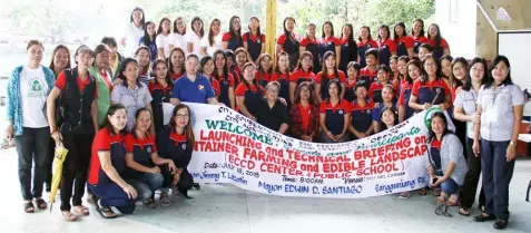  ?? CSF-CIO ?? ECCD WORKERS. Fernandino Early Childhood Care and Developmen­t (ECCD) workers in posterity after the container farming and edible landscapin­g values briefing at Barangay Del Carmen covered court.—