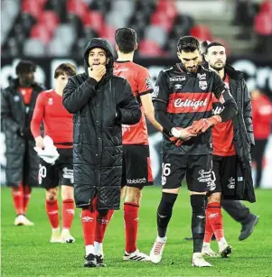  ?? | PHOTO : GUILLAUME SALIGOT / OUEST-FRANCE ?? Après la défaite, les Guingampai­s ont longuement échangé avec le Kop Rouge.