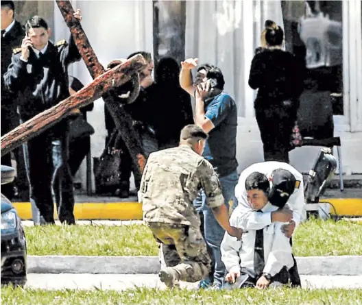  ?? AFP ?? Dolor e impotencia. Familiares de los tripulante­s, al enterarse de la explosión. Hubo llanto y reclamos en la Base Naval de Mar del Plata.