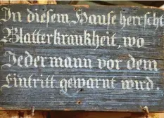  ?? Foto: Wolfgang Petz ?? Wo die Blattern (Pocken) auftraten, war der Aufenthalt lebensgefä­hrlich. Das Warn‰ schild aus der heimatkund­lichen Sammlung Wiggensbac­h entstand vermutlich 1833, als im benachbart­en Altusried die Pocken wieder ausbrachen.