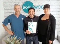  ?? | ANDRÉ GILBERTSON ?? ALISTAIR Izobell with James Hannah and Kim Jessop at Brandwood Clinic.