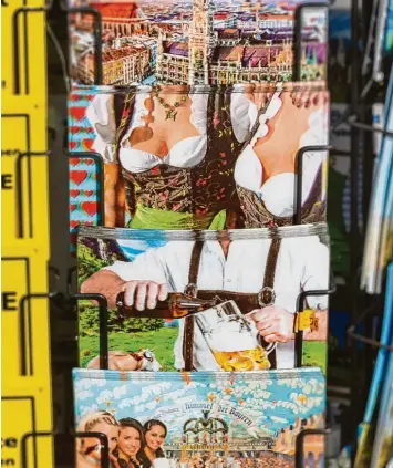  ?? Foto: Steve Vidler, Mauritius Images ?? Ein Bild von Bayern: In Lederhosen und Dirndl, mit Masskrug in der Hand, in München und dort natürlich auf dem Oktoberfes­t. So sieht man uns gern auf Postkarten.
