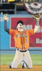  ?? FOTOS: EFE ?? Alex Bregman clama al cielo y luego carga a su compañero Jose Altuve en la celebració­n del título de los Astros, que dedicaron a su ciudad