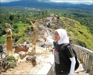  ?? HAMDIYATUR ROHMAH FOR JAWA POS ?? JELAJAH ALAM: Hamdiyatur Rohmah berkesempa­tan mendaki Bukit Kasih di Manado. Dia hobi naik gunung.