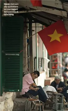  ??  ?? Hanoi, Vietnam: vita quotidiana sui marciapied­i del quartiere di Cửa Đông.