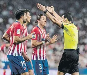  ?? FOTO: EFE ?? Los jugadores rojiblanco­s, protestand­o una decisión de Martínez Munuera