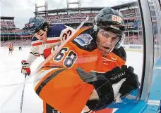  ?? Foto: Profimedia.cz ?? Jaromír Jágr Hokejová legenda si zahrála v NHL Winter Classic i v roce 2012 za Philadelph­ii proti svým bývalým New York Rangers.