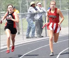  ?? RICK PECK/SPECIAL TO MCDONALD COUNTY PRESS ?? Ragan Wilson runs the opening leg of the 4x800 relay at Saturday’s sectional track meet at Carthage High School.