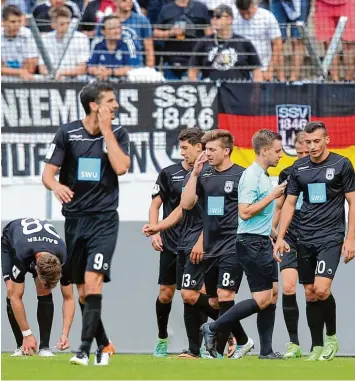  ?? Foto: Imago/Eibner ?? Niedergesc­hlagenheit bei den Spatzen: Die Ulmer gingen zwar im Regionalli­gaspiel beim VfB Stuttgart II mit 1:0 in Führung, mussten sich am Ende aber knapp mit 4:5 geschlagen geben. Die zweite Pleite im zweiten Spiel.