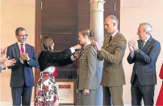  ?? GUILLERMO MESTRE ?? La presidenta de la Cámara autonómica, Marta Fernández, coloca a Leonor de Borbón la Medalla de las Cortes.
