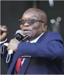  ?? FOTO: TT-AP ?? Jacob Zuma talade till sina
■ anhängare när korruption­srättegång­en mot honom inleddes i maj.