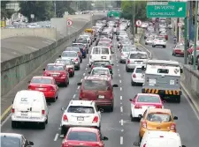  ??  ?? Los criminales operan en las “horas pico” cuando el tráfico se intensific­a y los conductore­s van usando sus teléfonos celulares.