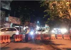  ?? JAWA POS RADAR MOJOKERTO ?? UJI COBA: Petugas memantau arus kendaraan di sekitar Jalan Gajah Mada, Mojokerto. Di jalan tersebut, diberlakuk­an physical distancing.