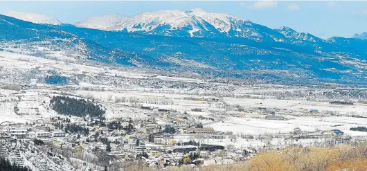  ??  ?? Vista de la Cerdanya desde la localidad de Saillagous­e. Foto: Emili Giménez