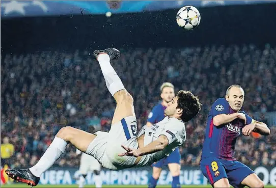  ?? MANU FERNÁNDEZ / AP ?? Marcos Alonso conecta una chilena ante Andrés Iniesta, el pasado miércoles en el Camp Nou