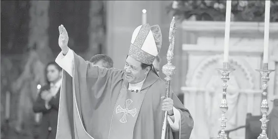  ?? Foto Cristina Rodríguez ?? Norberto Rivera Carrera se despidió de los asistentes a la ceremonia litúrgica realizada en la Catedral Metropolit­ana