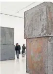  ?? FOTO: JOHN MINCHILLO/AP ?? Richard Serras „Equal“im Museum of Modern Art in New York.