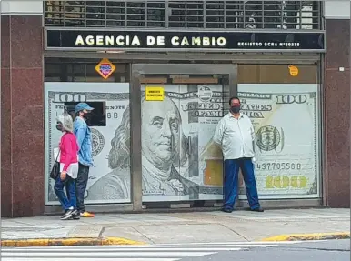  ?? JUAN OBREGÓN ?? PASIÓN POR FRANKLIN. Los analistas dicen que se busca el dólar como refugio para los ahorros.