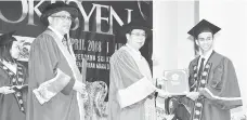  ??  ?? Seorang graduan menerima sijil kemahiran daripada Dr Rundi sambil disaksikan Dr Mohd Nawawi (kiri).