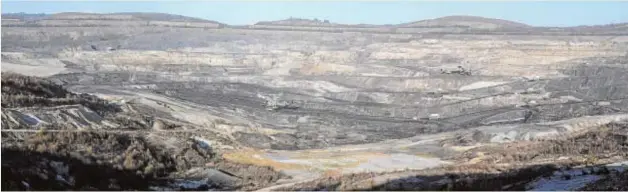  ??  ?? Vista de la antigua mina tras su cierre. Un gran agujero negro que ahora acoge numerosas especies de aves y peces