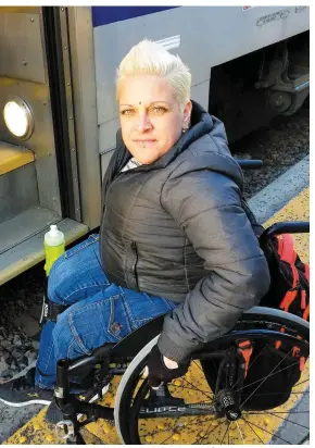  ?? PHOTO COLLABORAT­ION SPÉCIALE, CARL VAILLANCOU­RT ?? Jani Barré doit demander à des usagers de l’aider à grimper à bord du train en direction de Saint-Jérôme en l’absence de rampe d’accès.