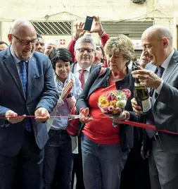  ??  ?? La leader Susanna Camusso mentre inaugura la sede della Cgil di via Toledo