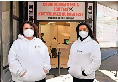  ?? FOTO: JÜRGEN MOLL ?? Anita Relic und Jasminka Lukic (l.) leiten den neuen Corona-Point in der Schlossmac­herpassage. Hier können sich alle mit oder ohne Termin testen lassen und erhalten spätestens nach 30 Minuten das Ergebnis ihres Tests.