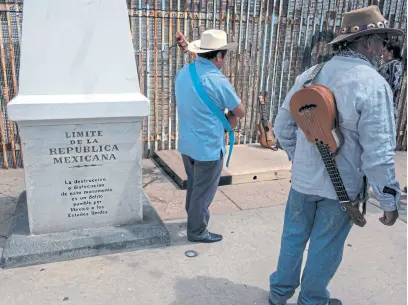  ?? Afp ?? Música y protesta, ayer, en un sector del muro que separa México de EE.UU.