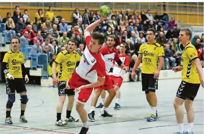  ?? FOTO: HORST KLOS ?? So wird man Thomas Jung (mit Ball) im Trikot der HSG Völklingen nicht mehr sehen. Der Leistungst­räger verlässt ebenso wie Alexander Saunus den Handball-Oberligist­en.