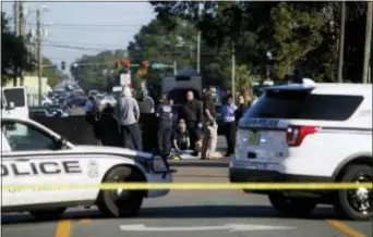  ?? JONES, OCTAVIO — TAMPA BAY TIMES VIA AP ?? Law enforcemen­t agents investigat­e a fatal shooting in the Seminole Heights neighborho­od in Tampa, Fla., Tuesday. Police searched the neighborho­od after a person was shot dead, possibly by a serial killer. Spokesman Steve Hegarty said detectives can’t...