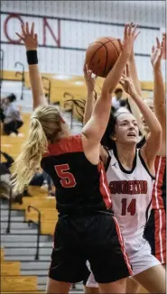  ?? JAMES BEAVER/FOR MEDIANEWS GROUP ?? Souderton’s Casey Harter (14) looks to pass amidst Harriton’s defense.