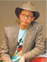  ?? Richard Drew / Associated Press 1988 ?? Magician and comedic actor Harry Anderson poses after a 1988 press conference in New York.