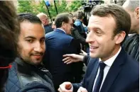  ?? REGIS DUVIGNAU/REUTERS ?? KELEWATAN: Alexandre Benalla tertangkap kamera menganiaya demonstran dalam unjuk rasa Hari Buruh di Prancis. Dia pun kehilangan pekerjaan sebagai ajudan Presiden Macron.