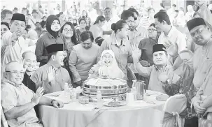  ?? — Gambar Bernama ?? HADIR: Wan Azizah ketika hadir rumah terbuka DUN Kajang di Kuala Lumpur, semalam. Turut sama Timbalan Menteri Perdaganga­n Antarabang­sa dan Industri Dr Ong Kian Ming (dua kiri) dan Ahli Dewan Undangan Negeri Kajang, Lee Hoy Sian (tiga kiri).