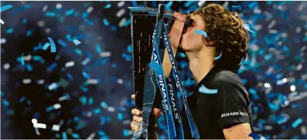  ?? Andrew Couldridge/Action Images/Reuters ?? O tenista alemão Alexander Zverev, 21, com o troféu do torneio ATP Finals, em Londres