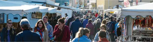  ?? Foto: Marcus Merk ?? Am Sonntag wird die Hauptstraß­e in Fischach zu einem einzigen großen Markt, wenn sich zahlreiche Besucher durch die Straßen schlängeln und das bunte Warenangeb­ot durchstöbe­rn.